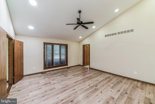 Building Photo - 468 Long Ln