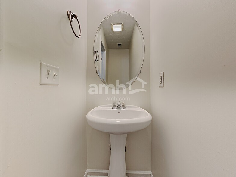 Building Photo - 330 Meadows Ln