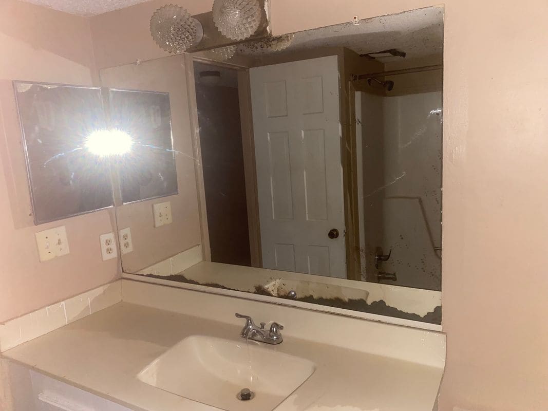 Building Photo - 1505 Camelot Dr