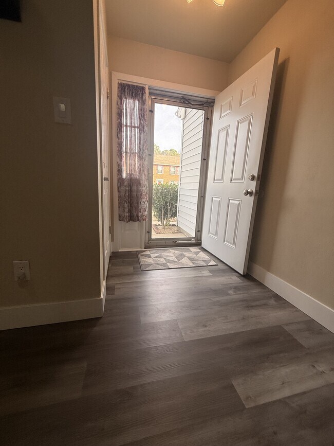 Building Photo - 1949 Arlington Arch Dr