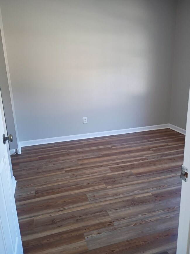 Building Photo - MOVE IN READY