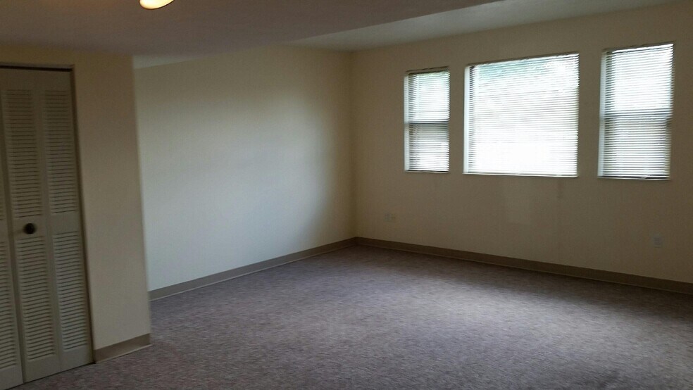 Living room - 3268 Niagara Sq