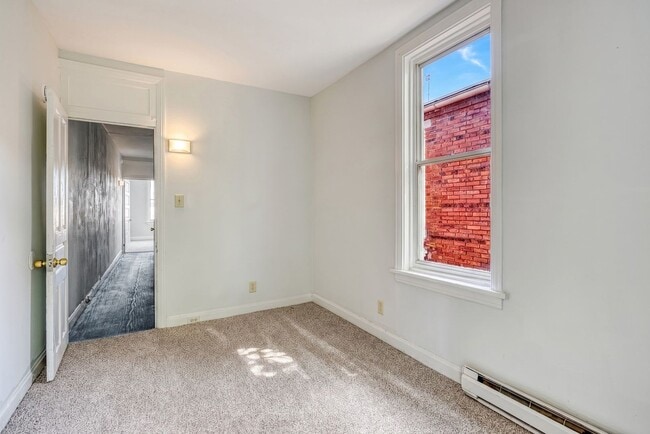 Building Photo - Newly Renovated 3 Bedroom, 1 Bathroom Townhouse