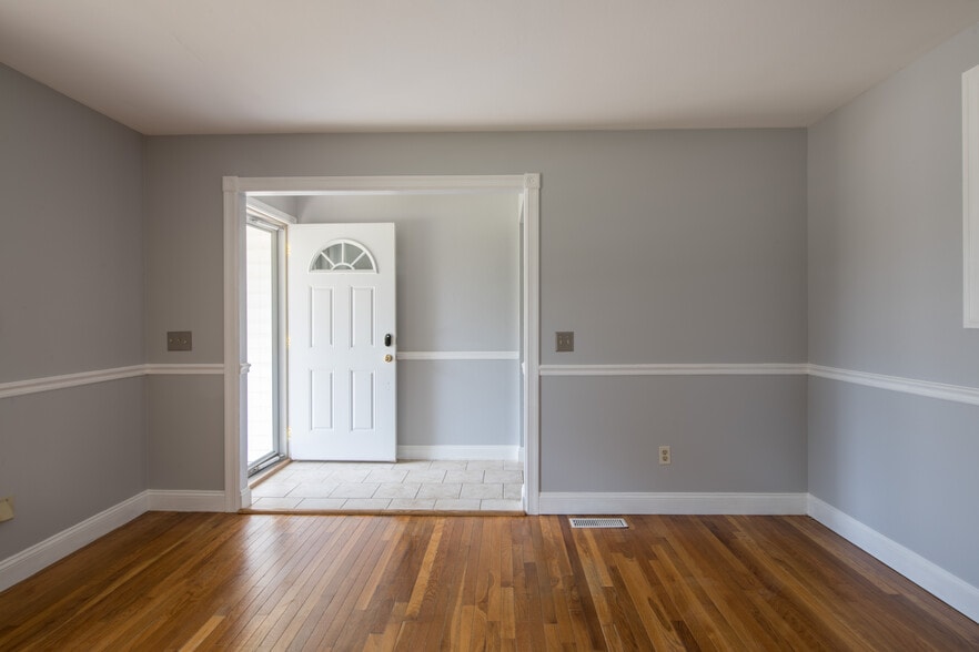 Building Photo - 1449 Coachway Ln