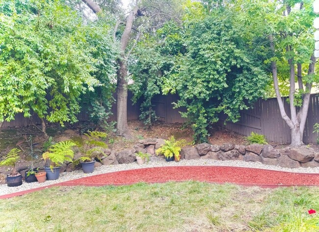 Building Photo - Gorgeous Serrano home in gated community c...