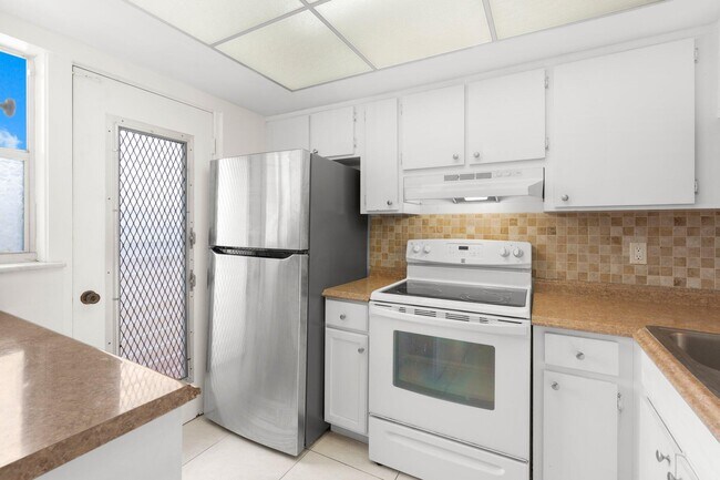 Building Photo - 1101 Crystal Lake Dr