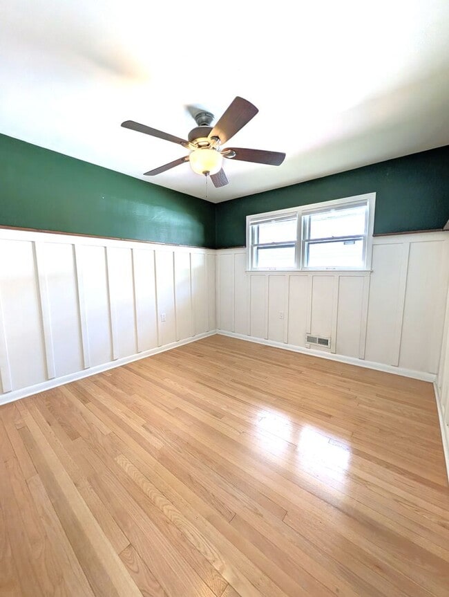 Building Photo - Gorgeous 3-bedroom single family home - Av...