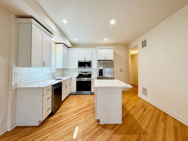 Building Photo - Fully Renovated 3-Bed/2-Bath in Lincoln Park, Parking Included!