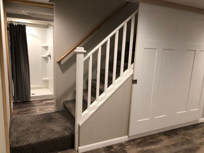 Building Photo - Updated throughout with new master suite!