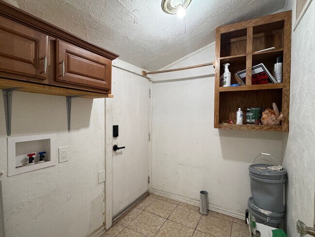 Building Photo - 200 Clemmer St