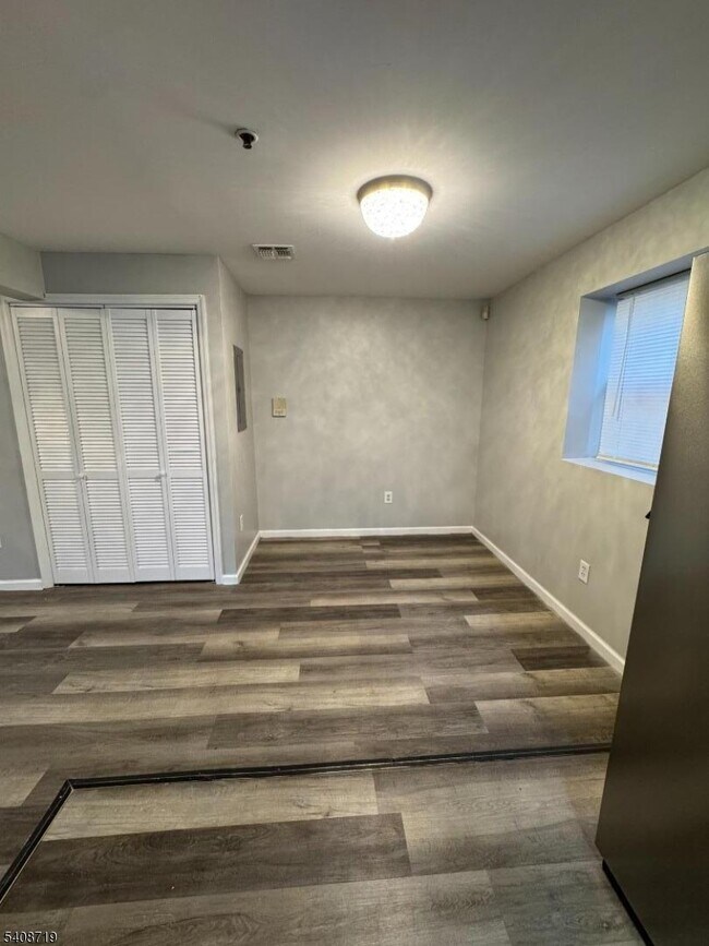 Building Photo - 40 Hinsdale Pl