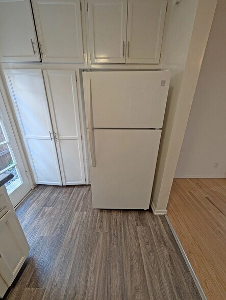 Building Photo - 1532 S Bundy Dr