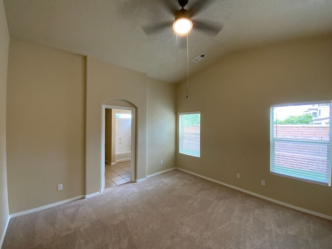 Building Photo - 3 Bedroom Single Story Home Available in T...