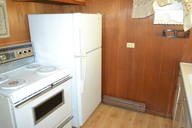 Building Photo - Small Student Apartment for One Person- VE...