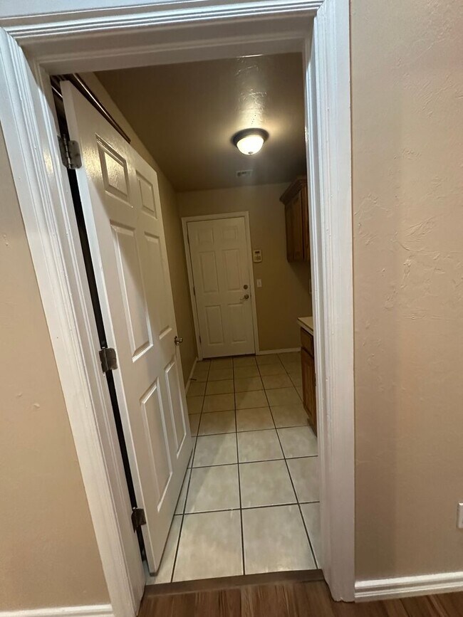 Building Photo - 2504 Thomas Dr