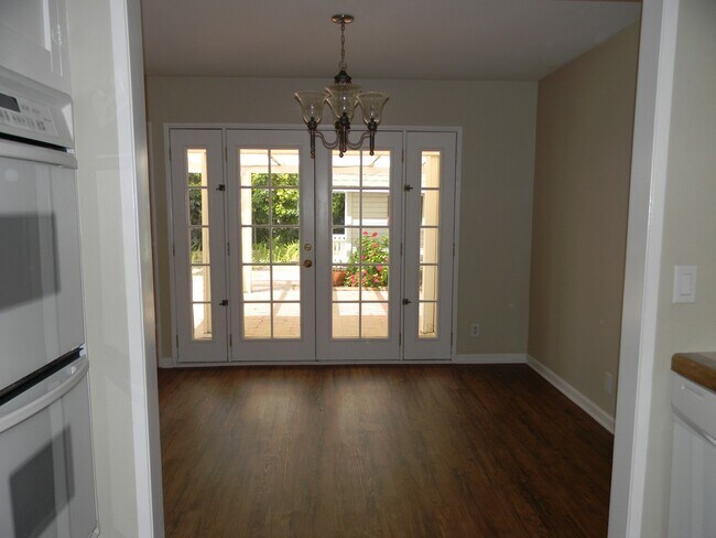 Building Photo - 352 S Pine St