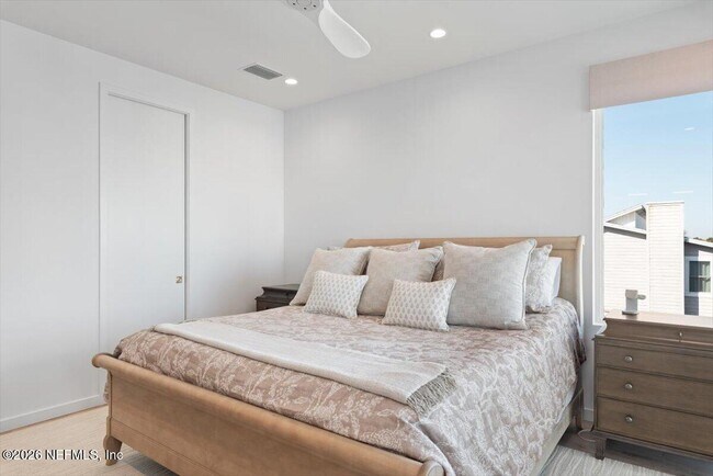 Building Photo - 114 12th Ave S