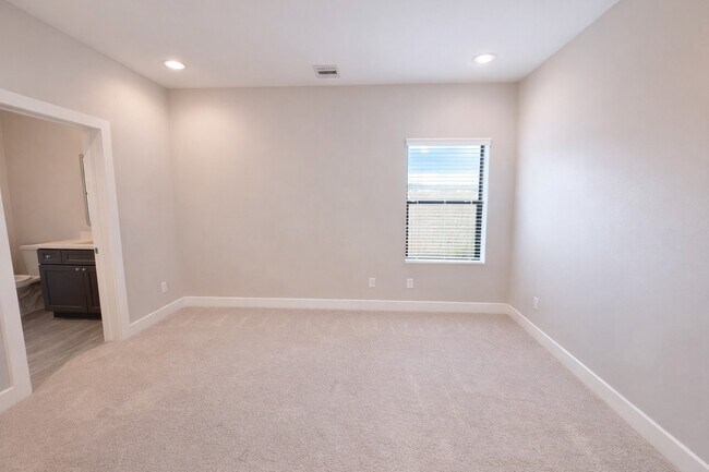 Building Photo - 10806 Warwana Rd