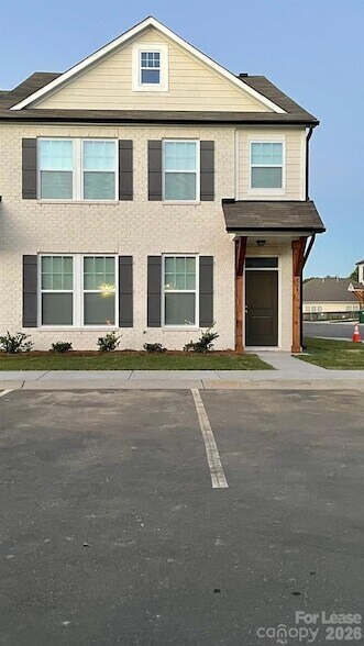 Building Photo - 804 Lew Dr