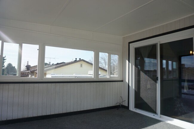 Building Photo - Quiet 4 Bedroom 2.5 Bath Taylorsville Home