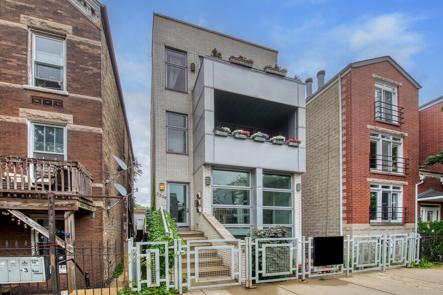 Building Photo - 2339 N Leavitt St