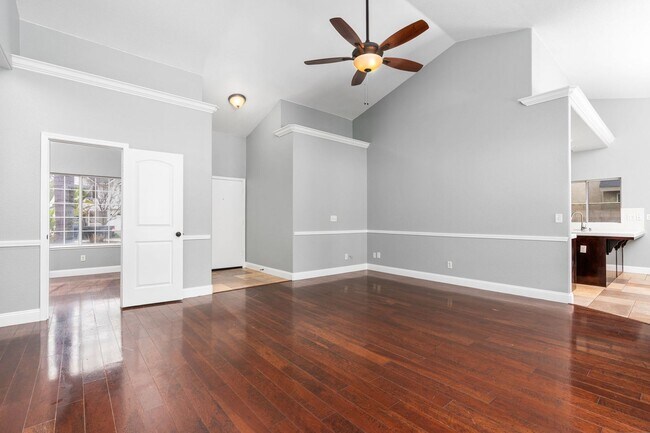 Building Photo - Gorgeous 3 bd. & 2 bath Home with a pool i...