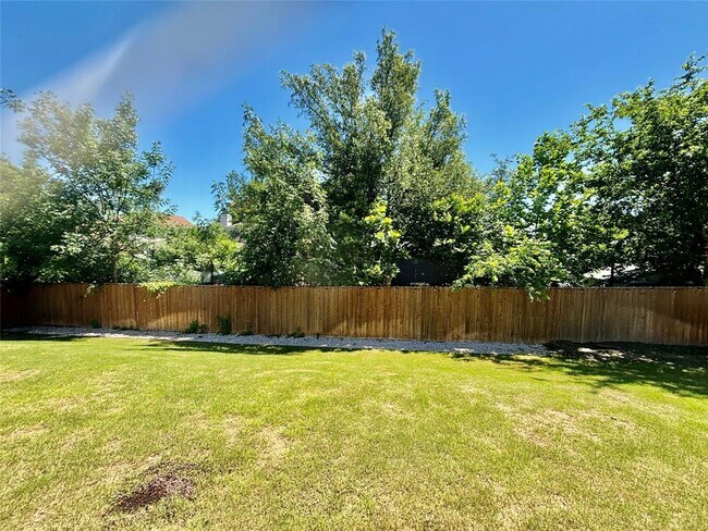 Building Photo - 808 Clear Spring Ln