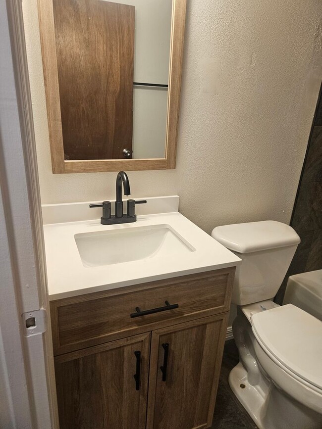 Building Photo - Charming 3 Bedroom, 1 Bath