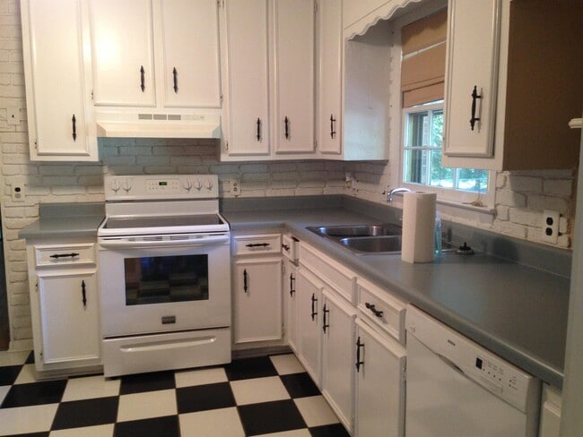 Building Photo - 512 Layne St