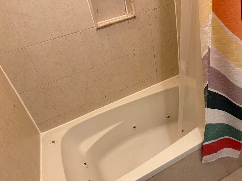 Jacuzzi - 43 Ravine Ave