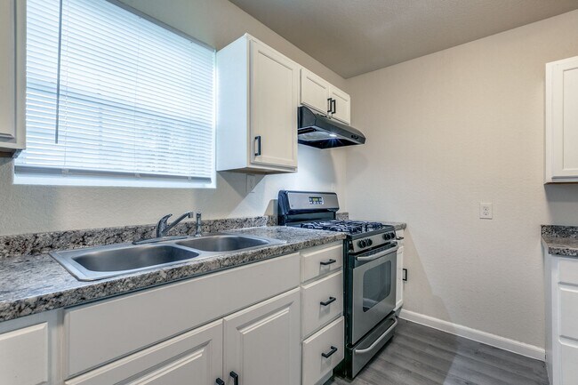 Building Photo - Elmwood Triplex