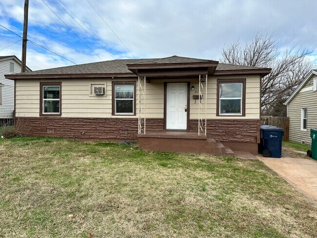 Building Photo - Three Bed NE OKC