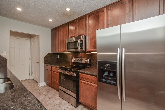 Building Photo - 13859 Hollowgreen Dr