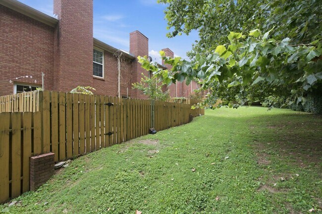 Building Photo - Charming Townhouse in Green Hills