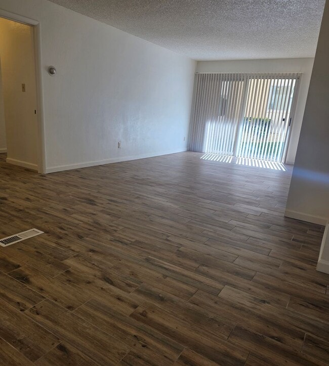 Building Photo - Amazing condo next to the Truckee River!