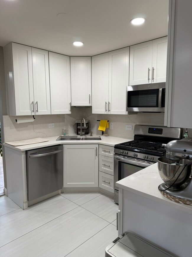 Building Photo - 1 S Stonington Dr