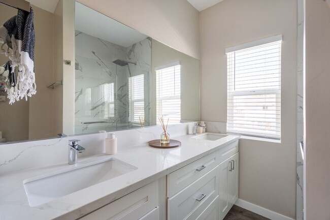 Building Photo - Spacious turfed yard!