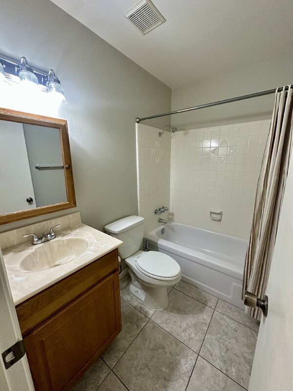 Building Photo - 6514 S Lakeshore Dr