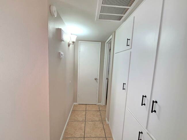 Building Photo - Great Location! Remodeled 1 bed 1 bath