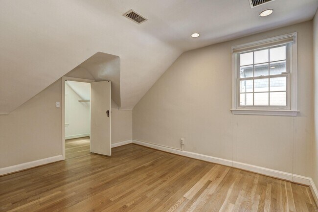 Building Photo - 5119 Manning Dr