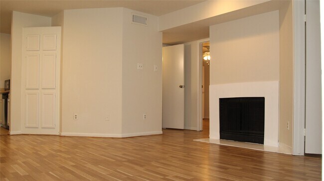 Building Photo - 2425 Holly Hall St