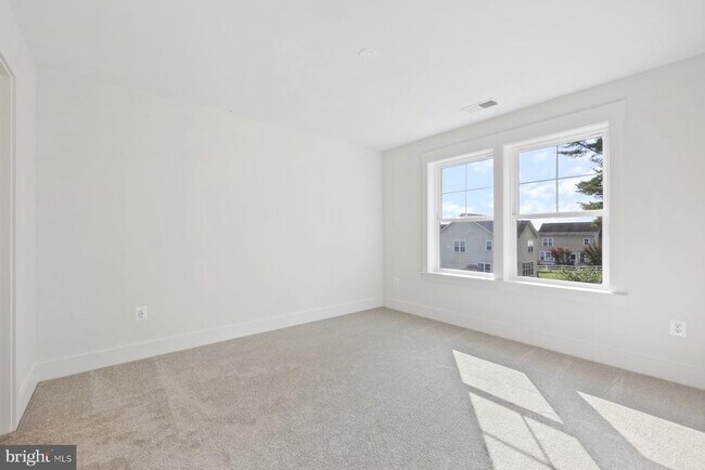Building Photo - 1490 Thurston Rd