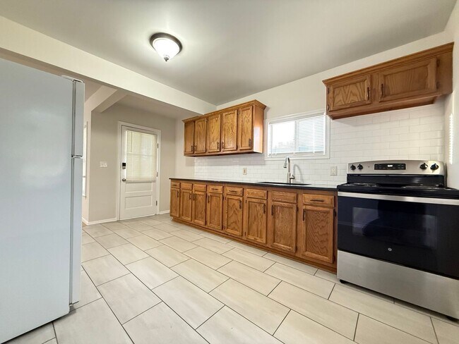 Building Photo - 154 Sylvester St