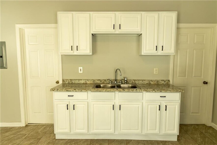 Building Photo - 287 Manton Ave