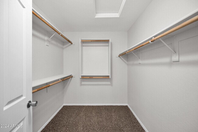 Building Photo - 2532 E Vermont Dr