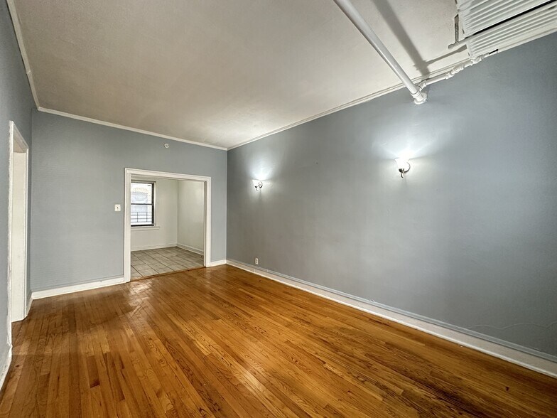 Building Photo - 1321.5 W Estes Ave