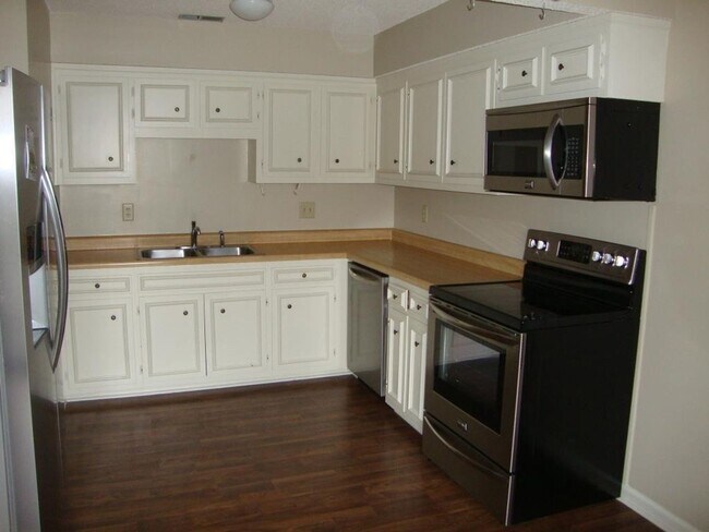 Building Photo - Townhome near I-65/Nashville