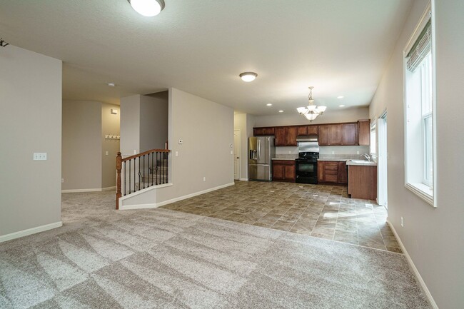 Building Photo - $500 Move In Special NO APPLICATION FEE 4 ...