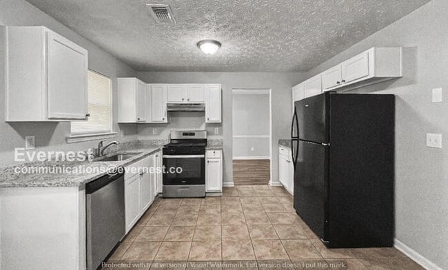 Building Photo - 3 Bed, 2 Bath Home with Fenced Yard & Garage / Pet-Friendly / Available Now!