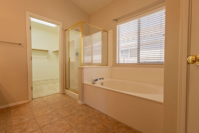 Building Photo - 3 Bedrooms 2 Bathrooms